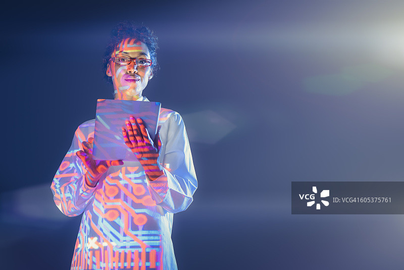 带有电子图形投影的女科学家肖像图片素材
