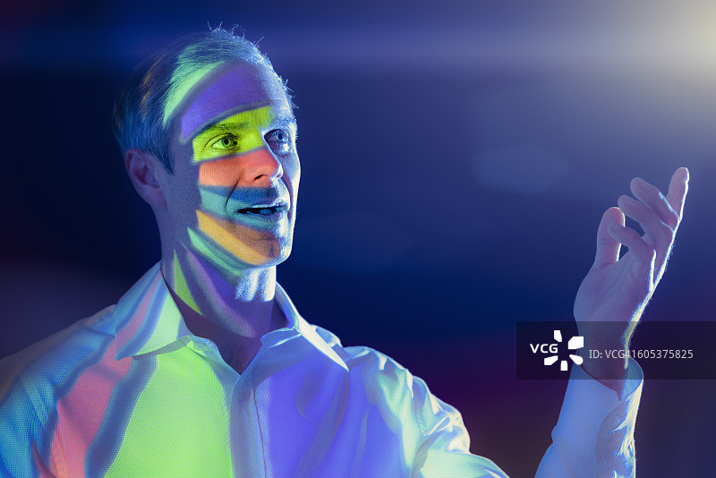 展示财务数据的商人图片素材