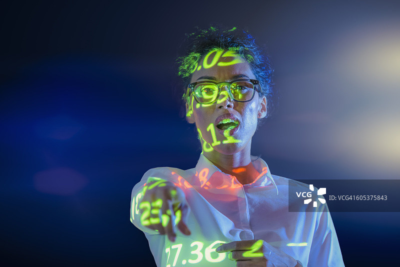 女商人展示图表金融数据图片素材