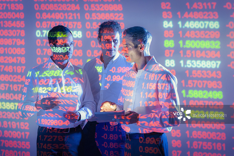 商务人士讨论投影金融数据图片素材