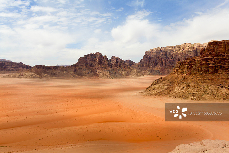 约旦瓦迪拉姆的沙漠和山脉鸟瞰图图片素材