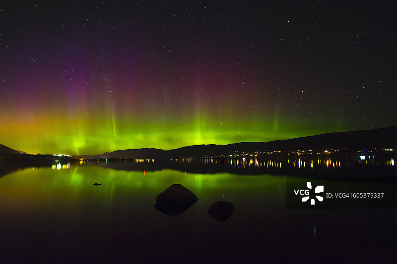 加拿大不列颠哥伦比亚省基基尼尼省立公园夜间奥卡诺根湖上的北极光图片素材