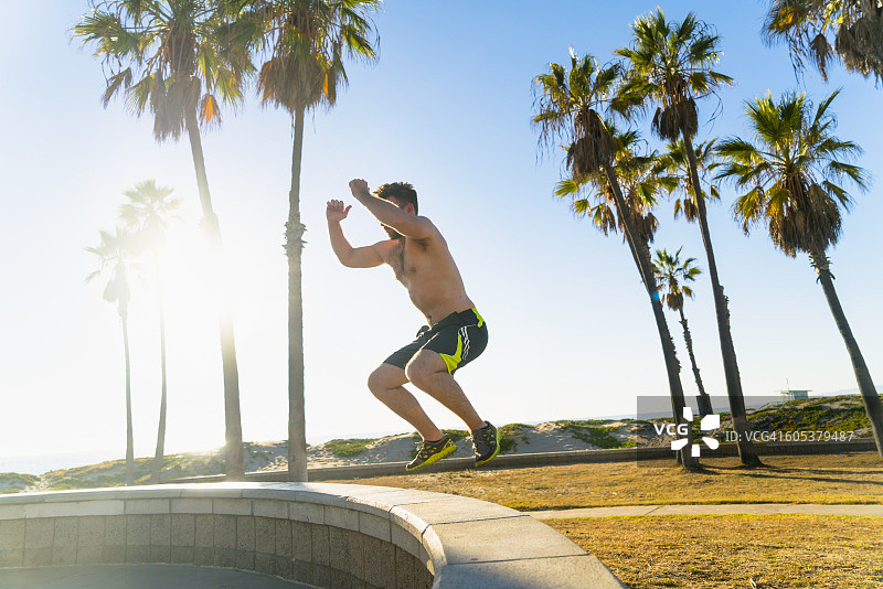 在户外锻炼的年轻男人图片素材
