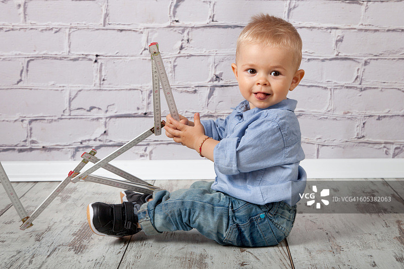 儿童玩木制米尺图片素材