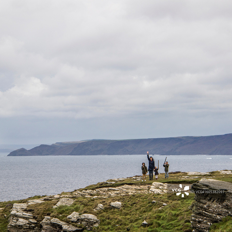母亲和三个孩子挥手，廷塔杰尔，康沃尔，英格兰，英国图片素材