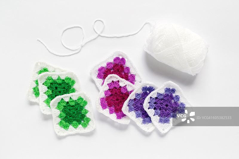 钩编桌布和纱线图片素材