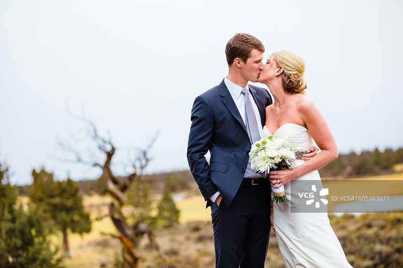 新娘和新郎在户外接吻图片素材