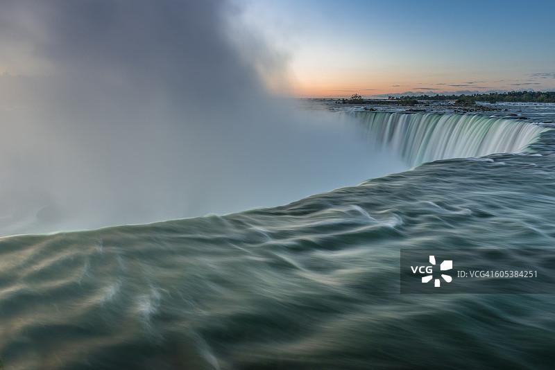 加拿大安大略省日出时分的尼亚加拉瀑布图片素材