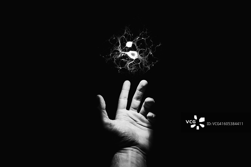 伸出的手伸向电火花图片素材