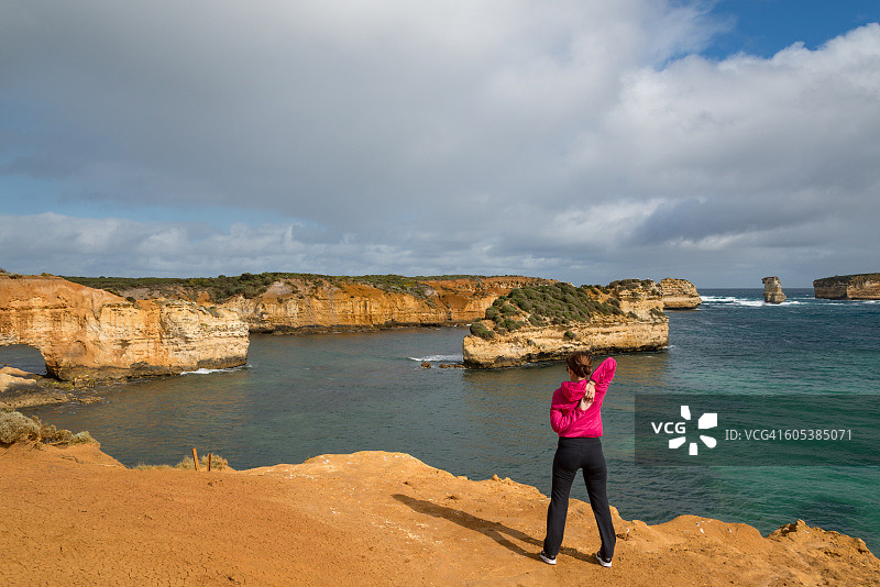 在澳大利亚维多利亚州托基拉伸的女子背影图片素材