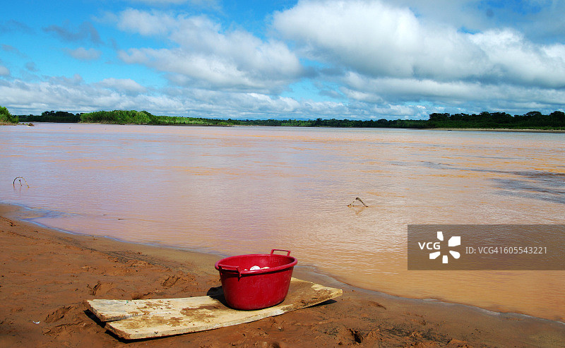 贝尼河岸边的乡村风光图片素材