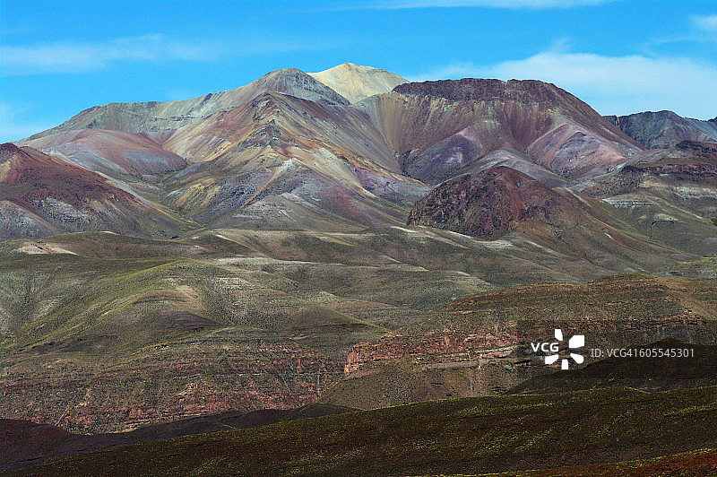 爱德华多·阿瓦罗阿保护区内的彩色山峰图片素材