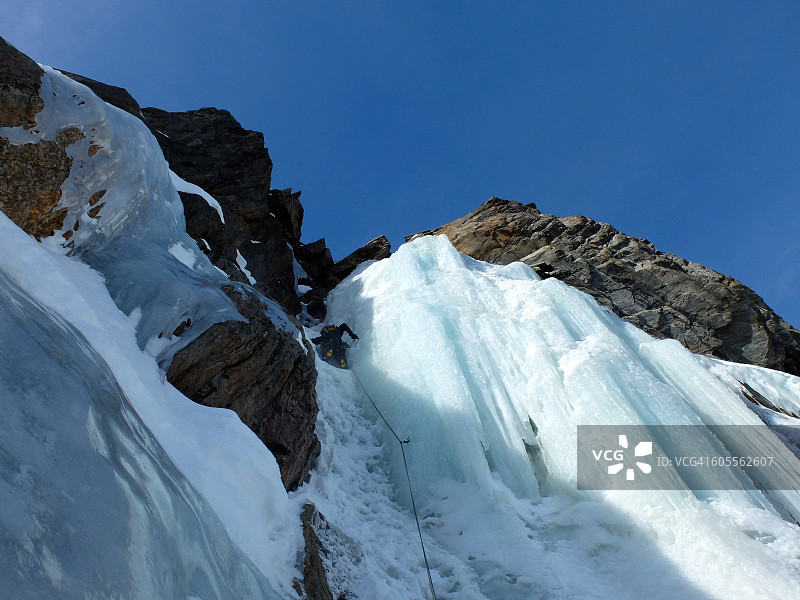 霞慕尼的攀冰运动图片素材