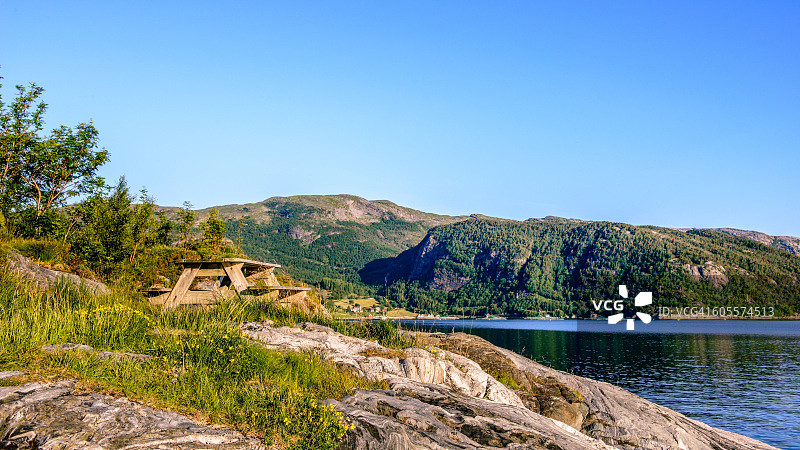 拥有孤独长椅的宁静景观图片素材