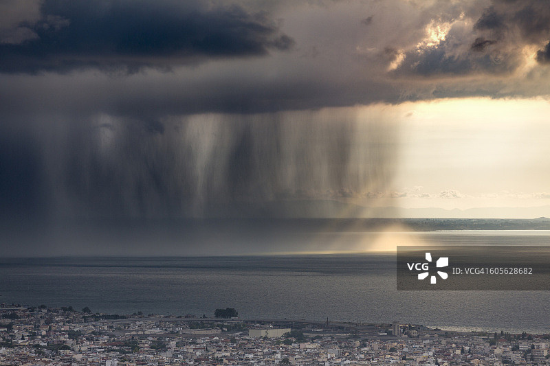雷雨云下的海洋雨幡图片素材
