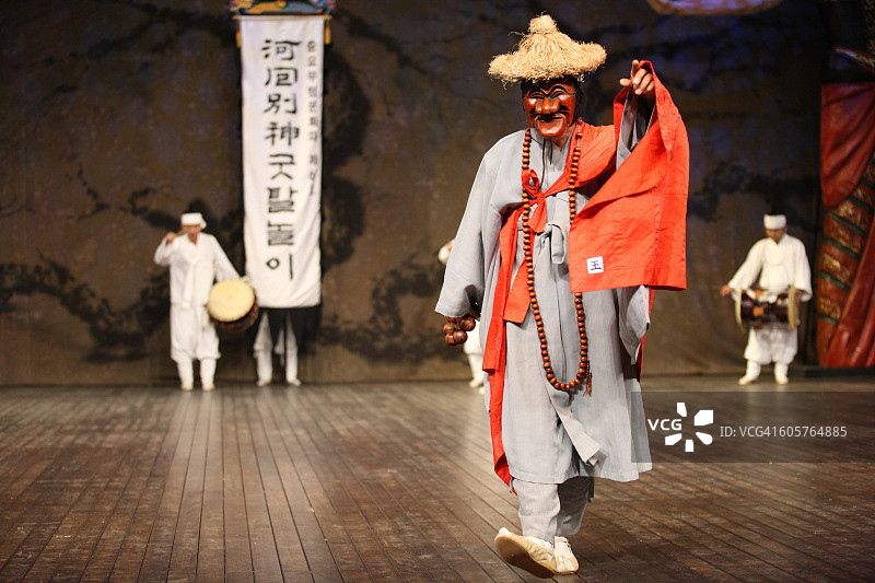 演员佩戴韩国传统面具表演图片素材