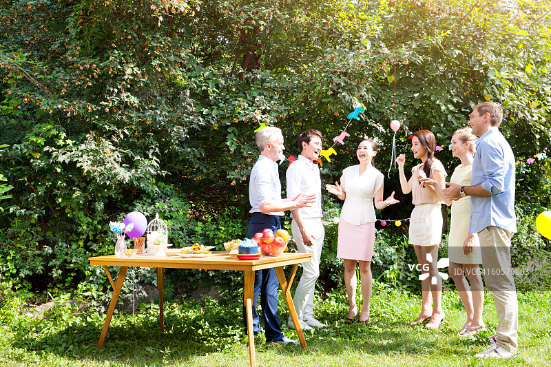 朋友们在花园派对上聊天图片素材