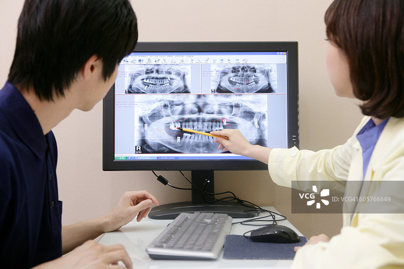 牙医讨论电脑显示器图片素材