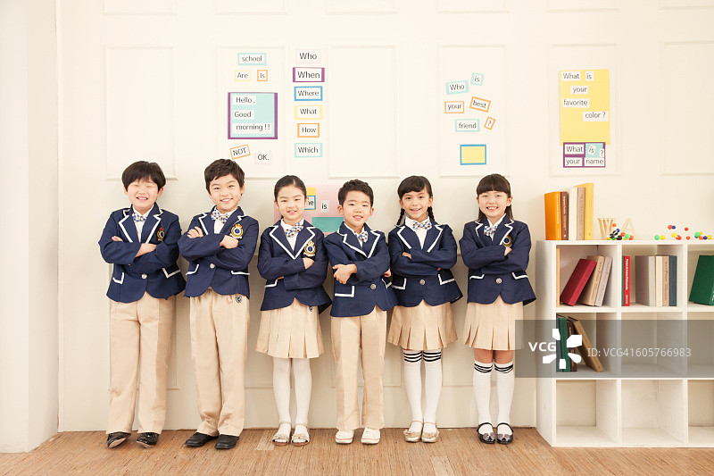 孩子们穿着校服图片素材