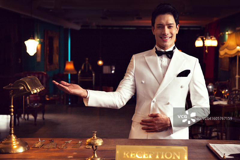 站在酒店前的外国男人图片素材