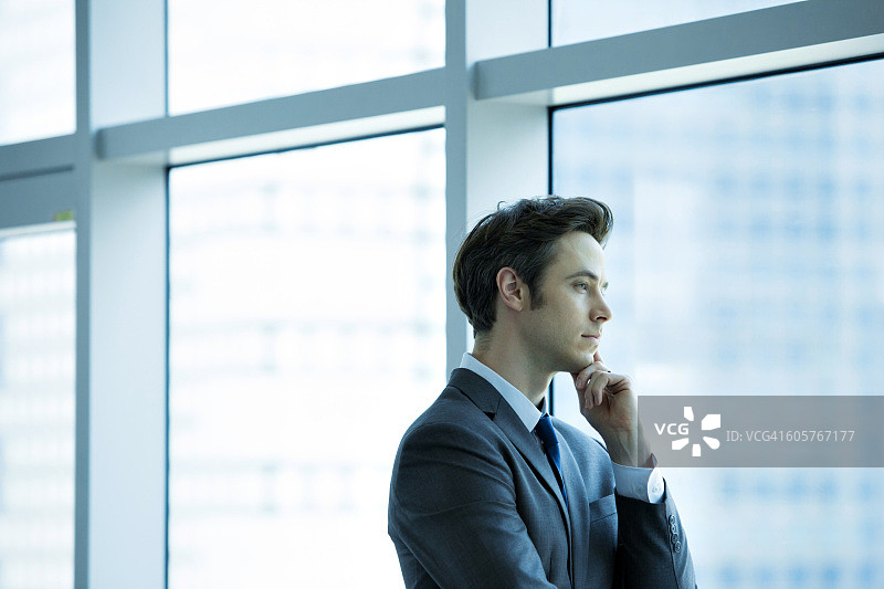 眺望远方的商务人士图片素材