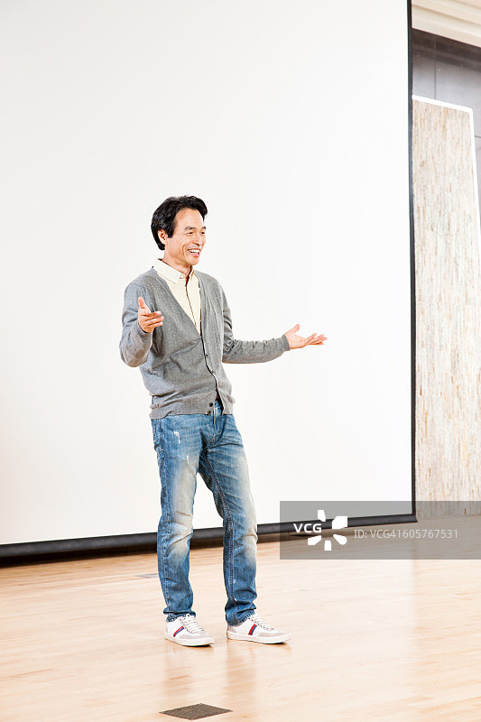 中年男子在讲台上发言图片素材