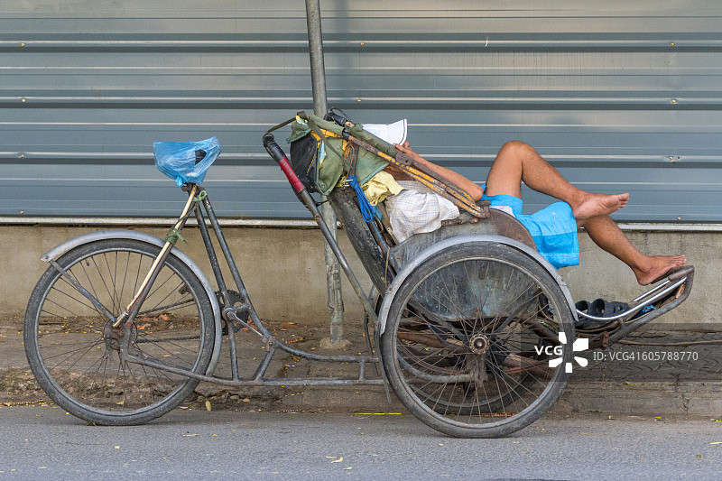三轮车夫的午睡（柬埔寨）图片素材
