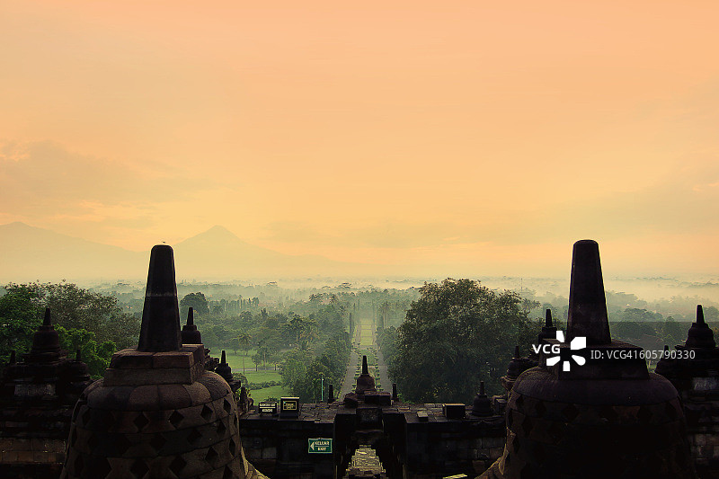 婆罗浮屠塔顶风光图片素材