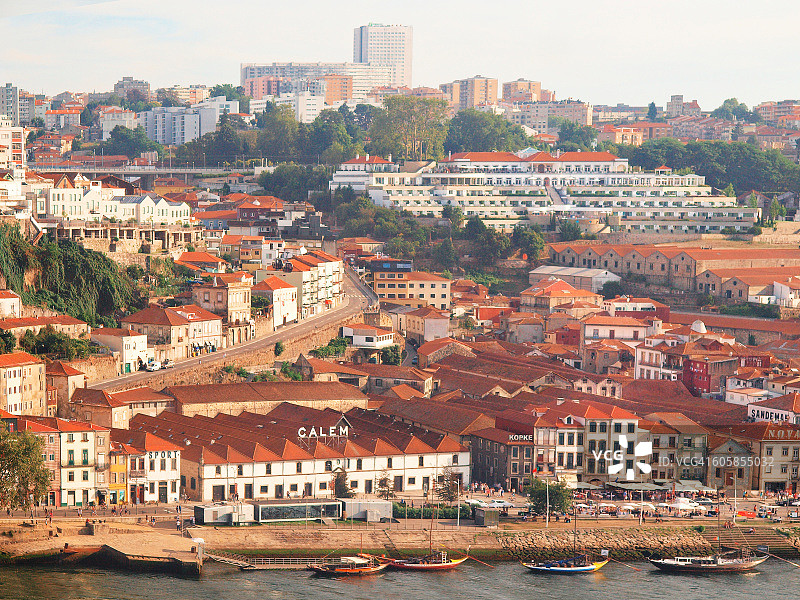 葡萄牙波尔图：Vila Nova do Gaia河畔风光图片素材