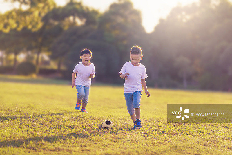 兄弟们享受时光图片素材