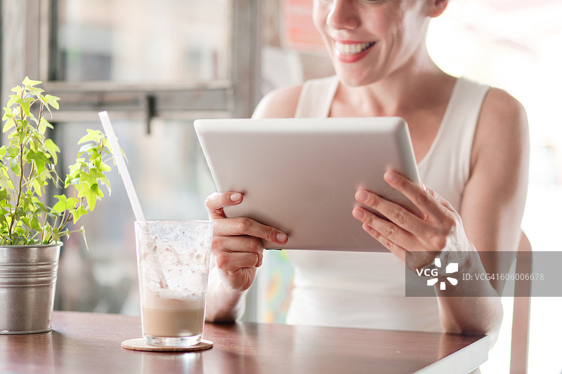 年轻女子使用数码平板电脑图片素材