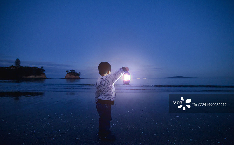 男孩拿着灯在户外图片素材