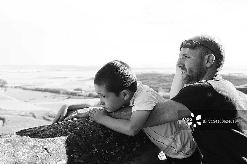 父子眺望地平线图片素材