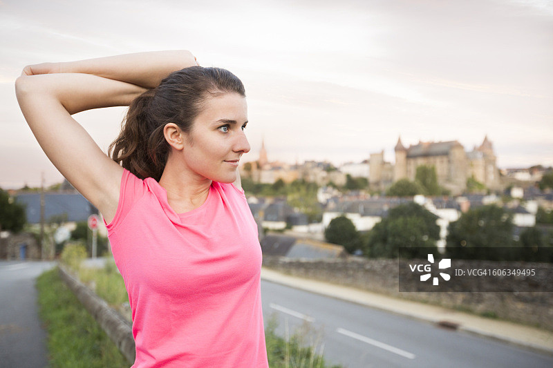 在户外伸展的白人妇女图片素材