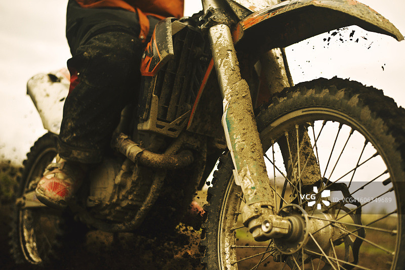 男人骑泥地摩托车特写图片素材