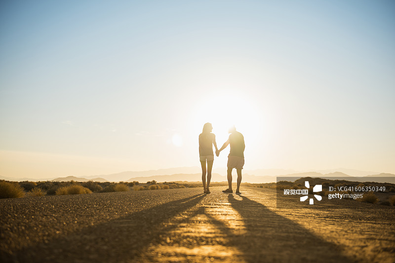 西班牙裔夫妇在偏僻的道路上行走图片素材