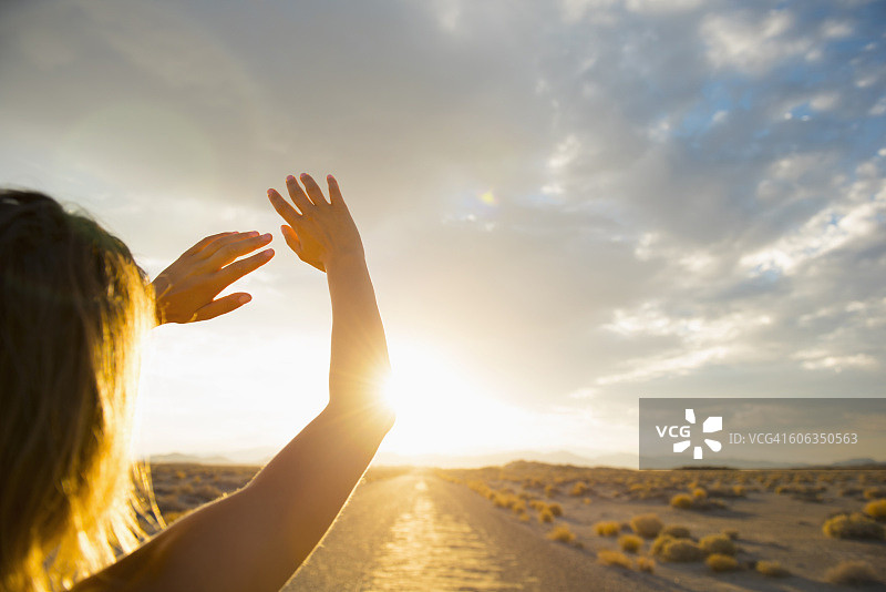 在偏僻的道路上遮挡阳光的西班牙裔女人图片素材