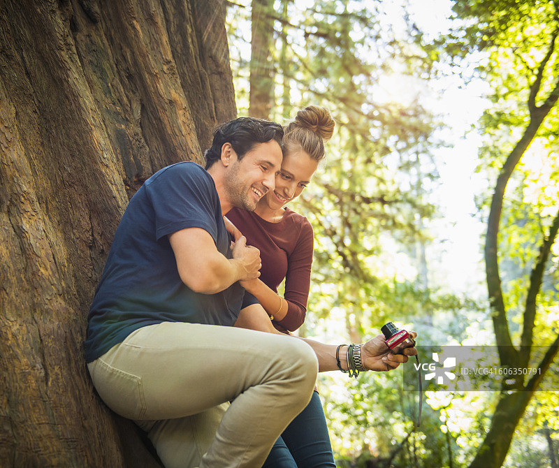 在森林里自拍的西班牙裔夫妇图片素材