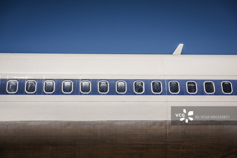 飞机外部的低角度视图图片素材