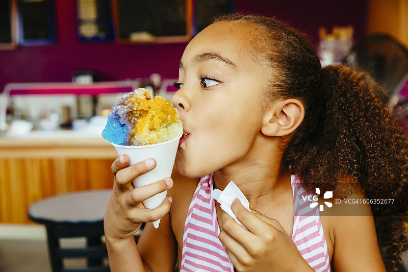 混血女孩吃刨冰图片素材