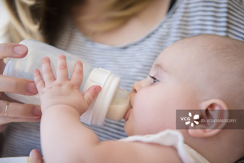 白人母亲喂女儿图片素材