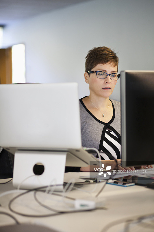 在办公室工作的白人女商人图片素材