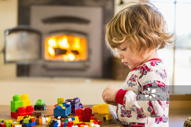 玩积木的白人男孩图片素材