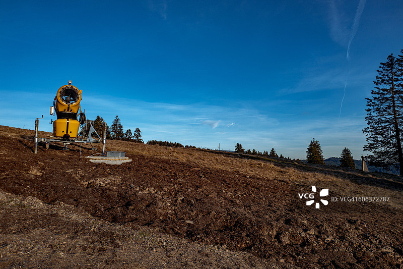 雪地上的雪地机器图片素材