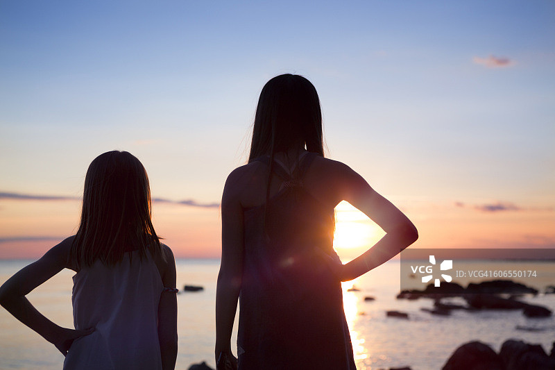 两个女孩在亚得里亚海边看日落图片素材