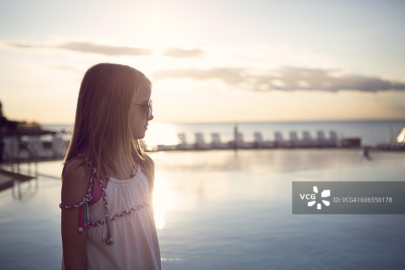 观看水上日落的女孩（9-10岁）图片素材