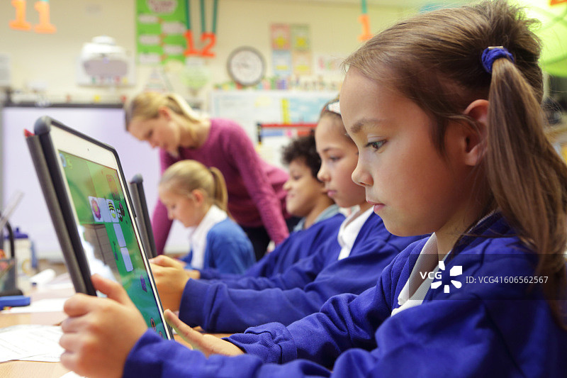 学生们在课堂上使用平板电脑图片素材