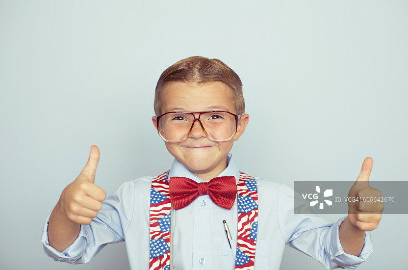 选举日投票的年轻美国男孩图片素材