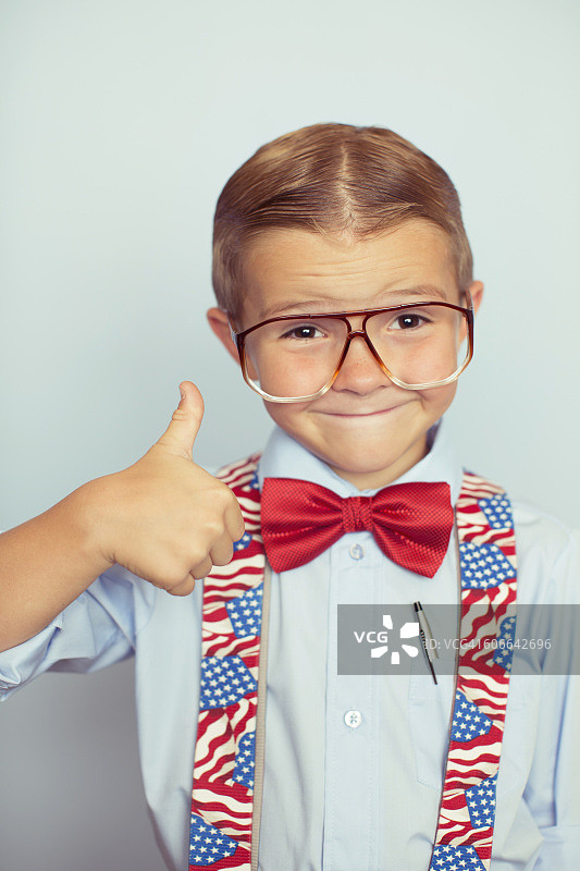 选举日投票的年轻美国男孩图片素材