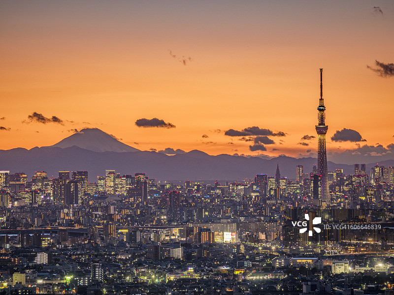 东京晴空塔与黄昏富士山图片素材